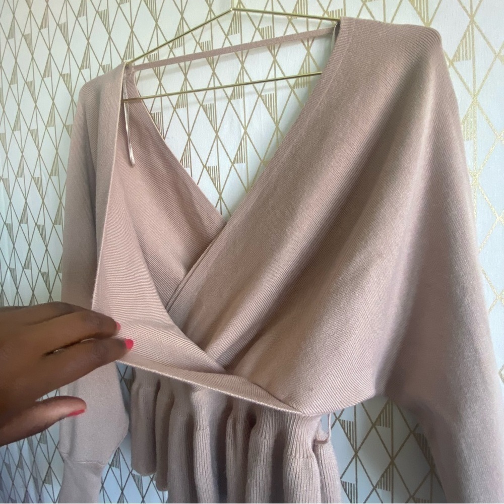 V neck Sweater with ruffles​ - Picture 3 of 10
